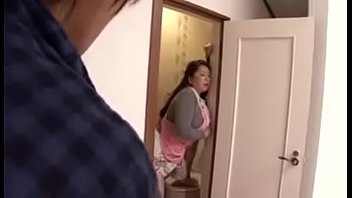 五十路デブ熟女が息子のちんぽに食らいつくエロ動画