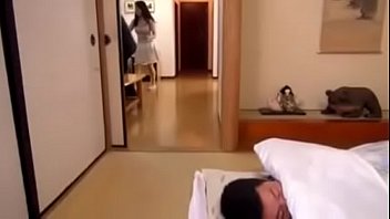 爆乳お母さんが息子のちんぽに欲情し顔射近親相姦で絡み合う | レディーババ