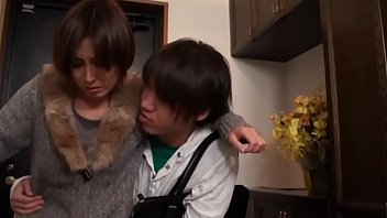 泥酔しているお母さんが息子にレイプされる近親相姦 | レディーババ