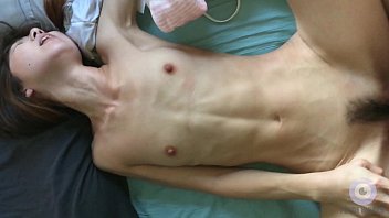 貧乳ガリガリ素人熟女が生ハメセックスで絡み合う