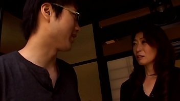 母子での旅行で近親相姦するエロ動画