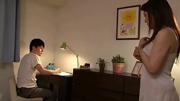 息子のデカチンに発情し下着姿で誘惑する四十路熟女の近親相姦