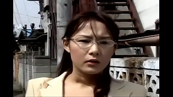 三十路の美熟女OLが近所の男を誘惑し絡み合う濃厚セックス