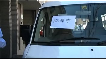 欲求不満な若妻が宅配業者のおじさん誘惑する不倫セックス