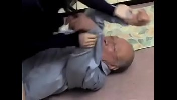 浮気写真で脅され逆レイプする人妻のエロ動画