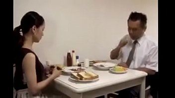 旦那の見ている目の前で中出しされまくる人妻のエロビデオ