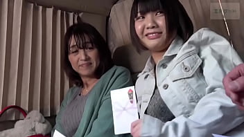 五十路お母さんとパイパン娘と3Pする中出しエロ動画