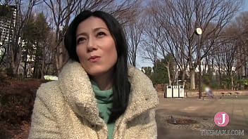 初心そうな人妻熟女に性玩具を渡してモニタリングするエロ動画