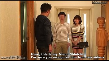 旦那の見ている目の真で浮気相手と中出しする狂った若妻