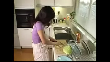 再婚相手の年下夫に濃厚愛撫され感じまくる四十路の垂れ乳熟女