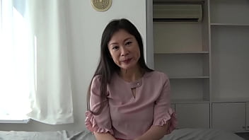 五十路熟女が若い男に突かれて感じまくるエロビデオ