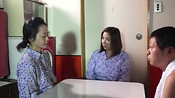 巨乳熟女が田舎で男達と絡み合うエロ動画