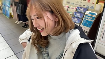 パンティずらして中出しさせるビッチなシングルマザーのエロ動画