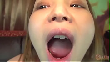 母乳を噴射させながら生ハメする産後間もないお母さんの無修正動画