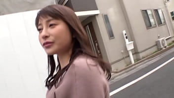童貞ちんぽを喰らう三十路の人妻の不倫セックス