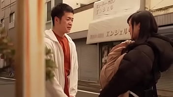 母乳が溢れる人妻が若い男を誘惑するエロ動画
