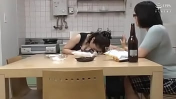 旦那と喧嘩し家でした四十路熟女が友達の息子と中出しするエロビデオ