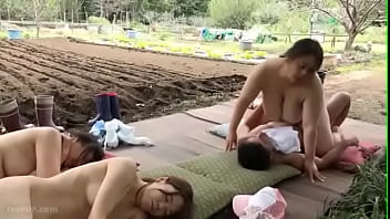 全裸で農作業する熟女達が野外で生ハメガン突きセックス