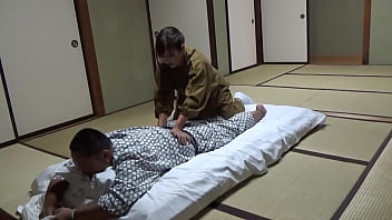 温泉旅館で働く四十路のマッサージ師がお客さんと絡み合うエロ動画