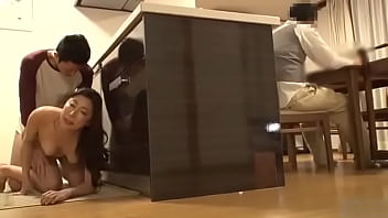 ザーメンたっぷり中出しさせるアラフォー人妻のエロビデオ