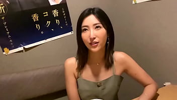美乳で美人な若妻が不倫セックスで腰振り感じまくるエロビデオ