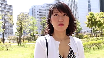 三十路の素人人妻が他人棒で乳首を勃起させ感じまくる不倫エロ動画