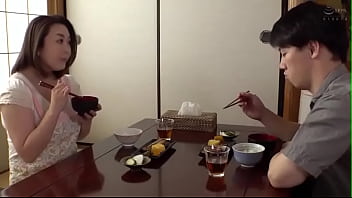 旦那と息子にバレない様に義息と中出し近親相姦する四十路熟女