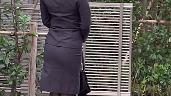 三十路熟女がパンスト破られパンティずらし濃厚セックスで絡み合う