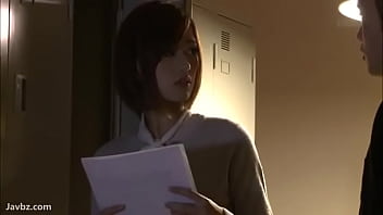 男達に性処理玩具にされるスレンダーボディの若妻のエロビデオ