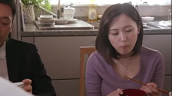 旦那のセックス満足できない奥さんが義父と中出し近親相姦