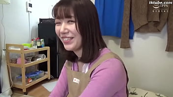 三十路の人妻家政婦が若い男とハメ撮り不倫で絡み合うエロビデオ