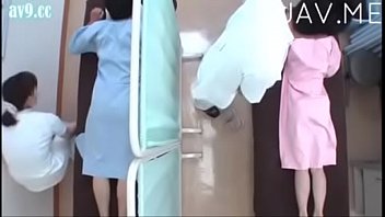 際どい所をマッサージされ声も出せずに感じる人妻のエロビデオ