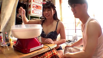 素人淫乱若妻が潮吹き不倫セックスで乱れまくるエロビデオ