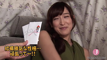 乳首をいじられ感じまくる素人セレブな人妻の中出し不倫セックス