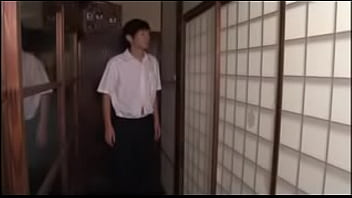 未亡人が欲求不満で淫らにオナニーして近親相姦するエロビデオ