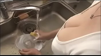息子のちんぽに乱れまくる巨乳淫乱熟女なお母さんのエロビデオ