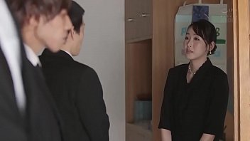 夫の連れ子と生ハメ中出しで絡み合う美熟女継母のエロ動画