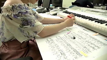 電車でおっぱい揉まれ集団痴漢でおまんこ突かれる人妻のエロ動画