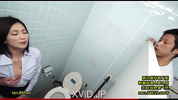 残業で終電乗り過ごした人妻が満喫で不倫するエロ動画