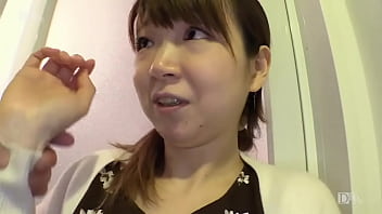 旦那の居ない自宅に男を連れ込み浮気する素人人妻の無修正動画