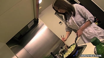 オナニーに夢中で息子に見られてる事に気づかない巨乳お母さん