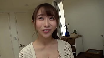 自宅の玄関先で他人棒を咥える若妻のハメ撮り不倫セックス