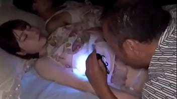 義父に夜這いされ中出しさせる巨乳若妻のエロビデオ