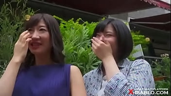 ナンパされた淫乱母娘が3Pするエロ動画